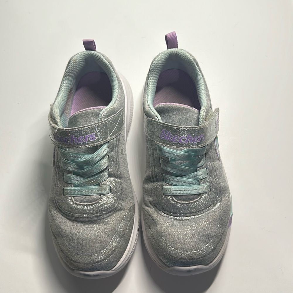 Girls size 2 Skechers EUC